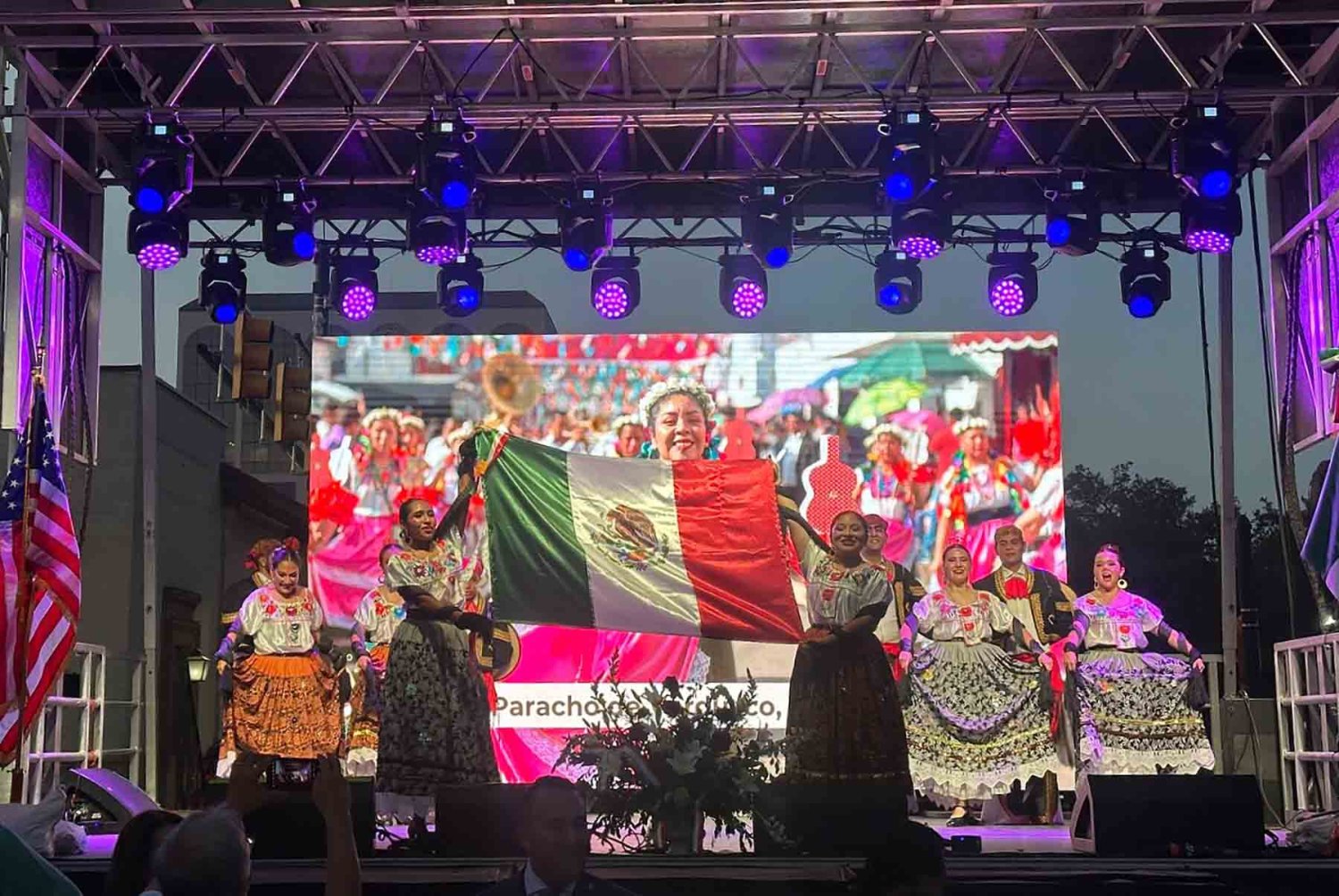 el grupo folclorico tecoloxuchitl durante su presentacion en san antonio