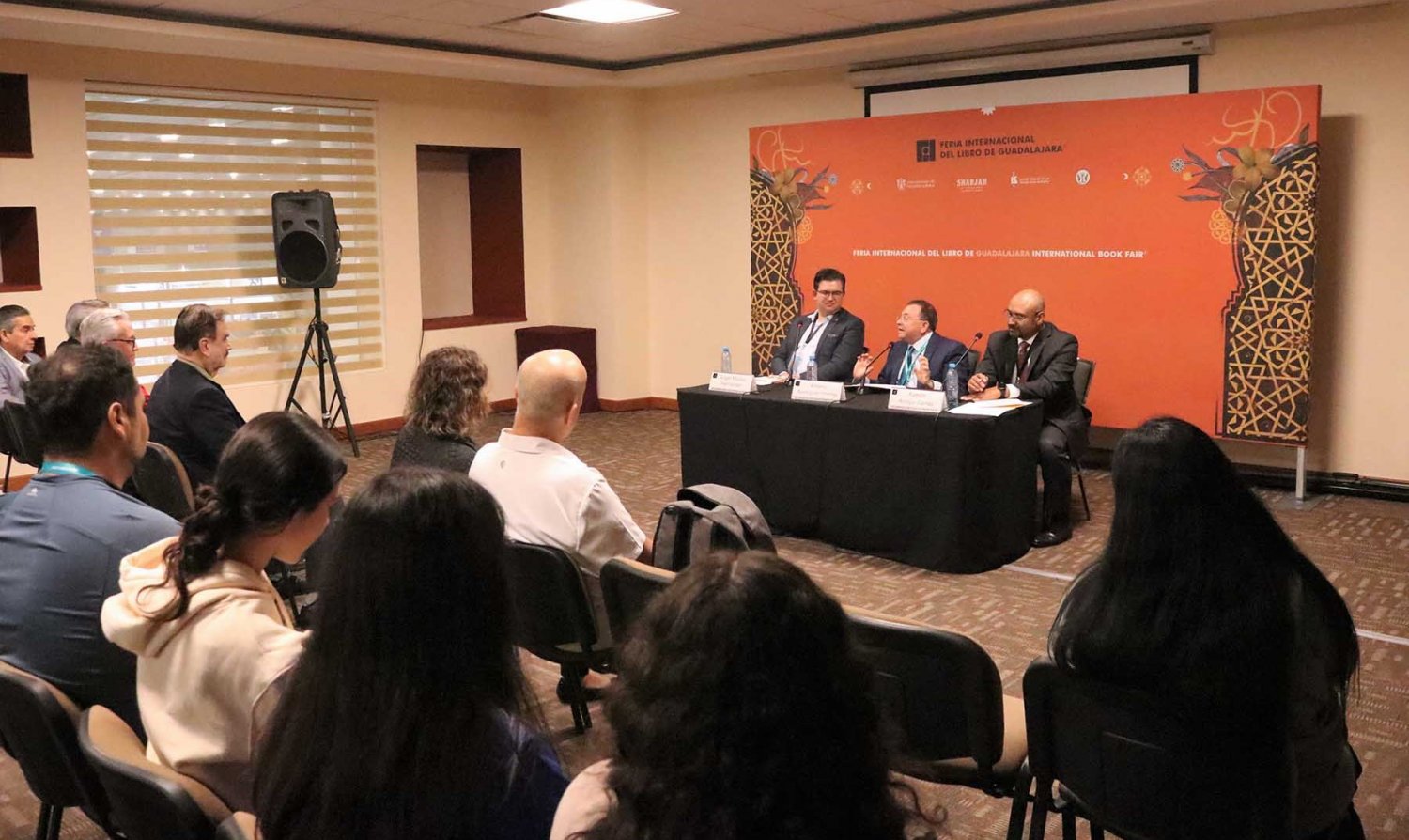 presentan manual cientifico de la comunicacion en la fil