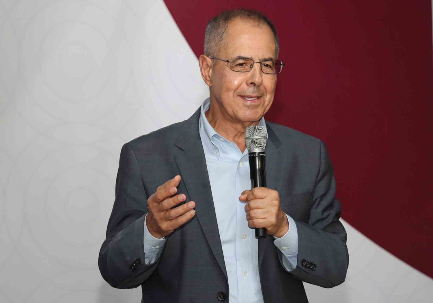 Dr. Rafel Fernández de Castro durante su charla a miembros de FIMPES.