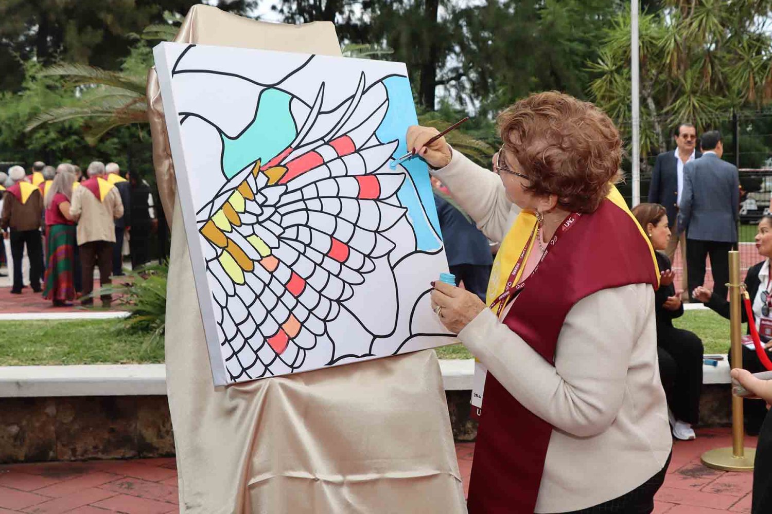 los egresados participaron en este lienzo colectivo para pintar un tecolote