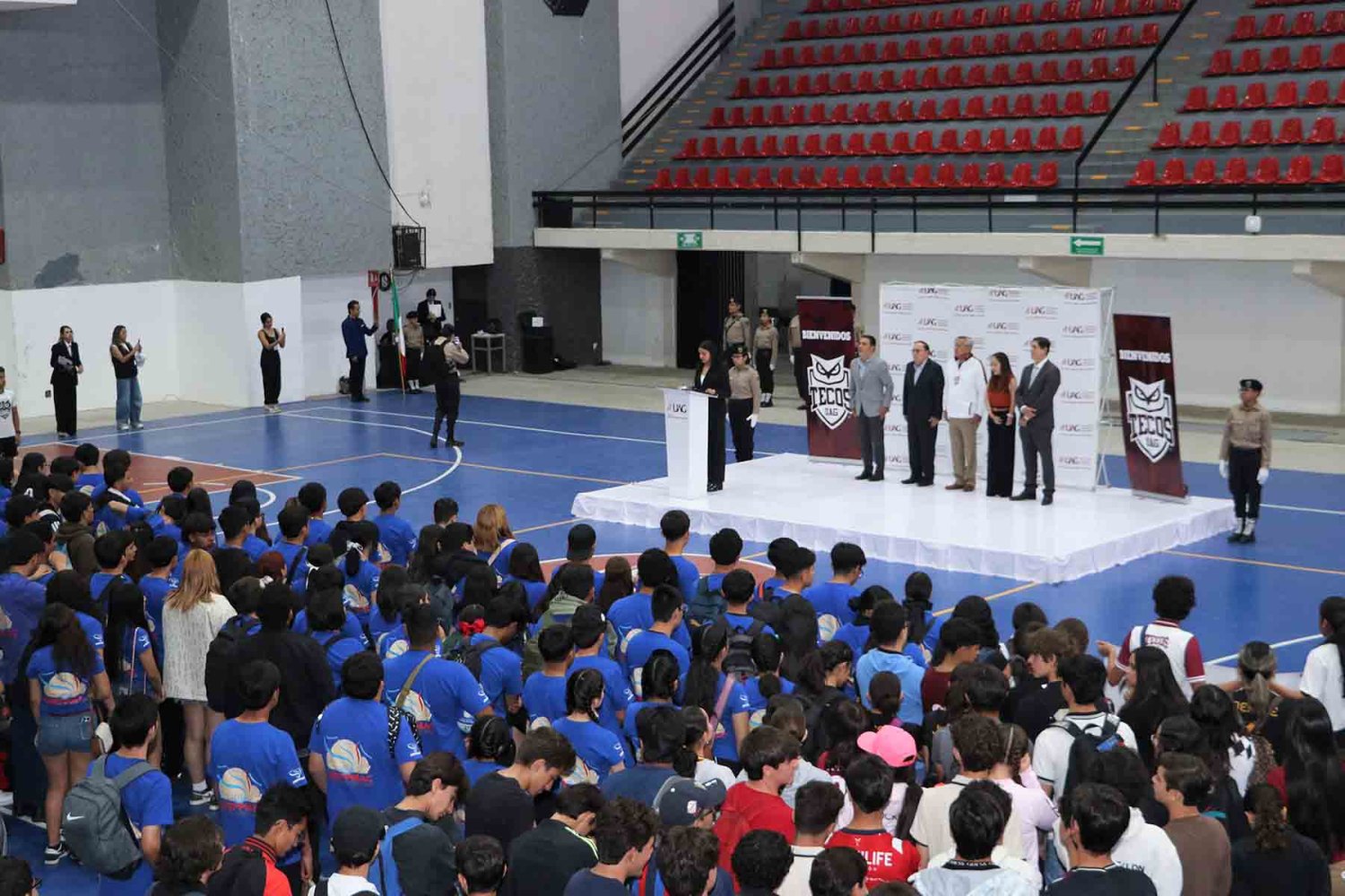 la inauguración del evento se realizó en el gimnasio universitario