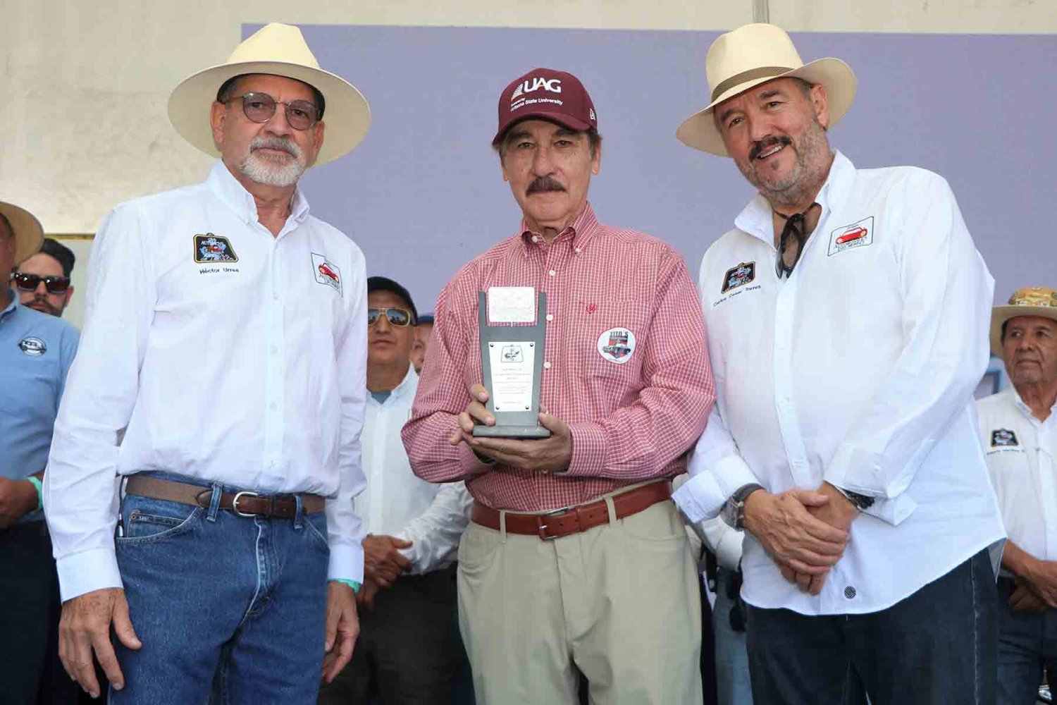 el rector de la uag lic antonio leano reyes recibio un reconocimiento por su apoyo en el evento