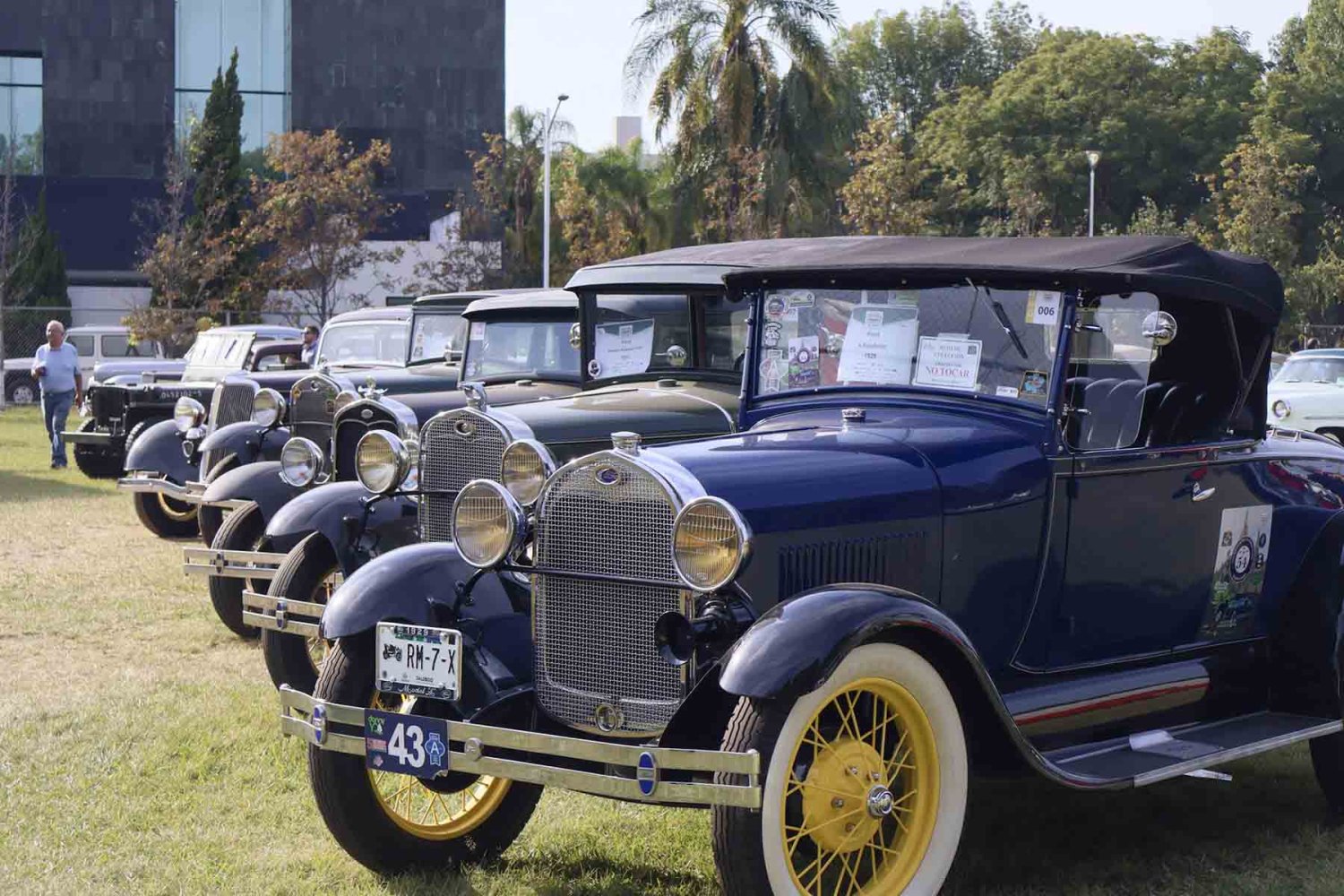 mas de 600 vehiculos de coleccion se presentaron en el evento