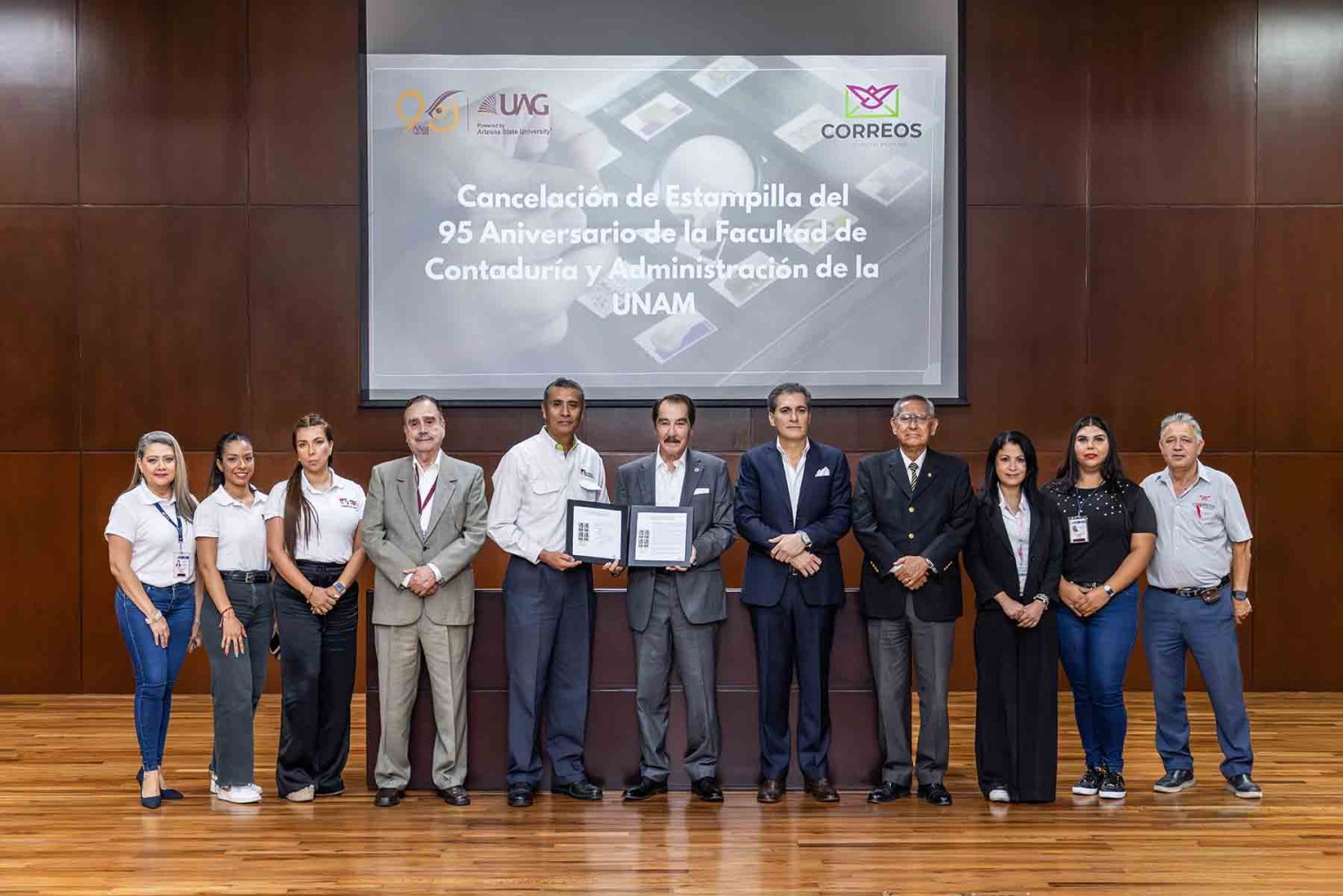 autoridades de la uag y representates del servicio postal mexicano