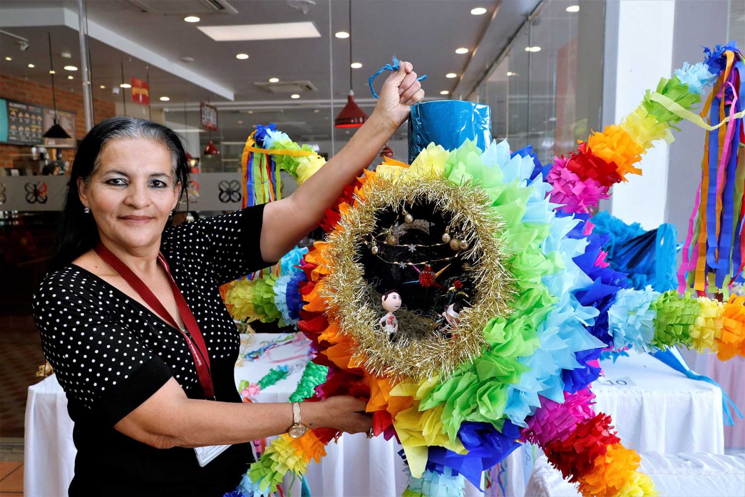 jubilados celebran tradiciones navideñas con concurso de piñatas