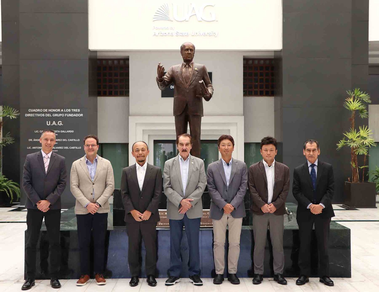 autoridades de la uag y del colegio japones de guadalajara