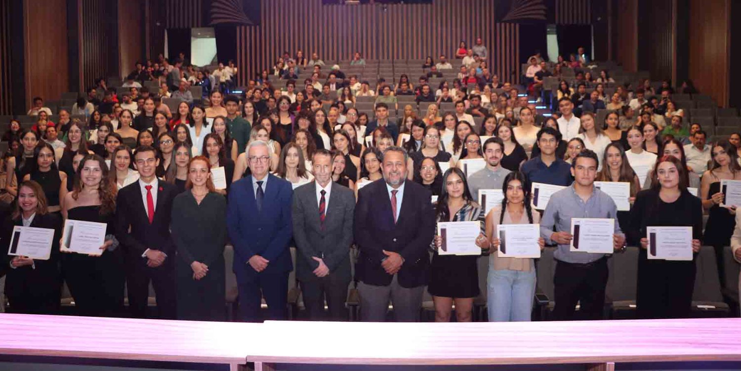 reconocen a los mejores estudiantes de diseño