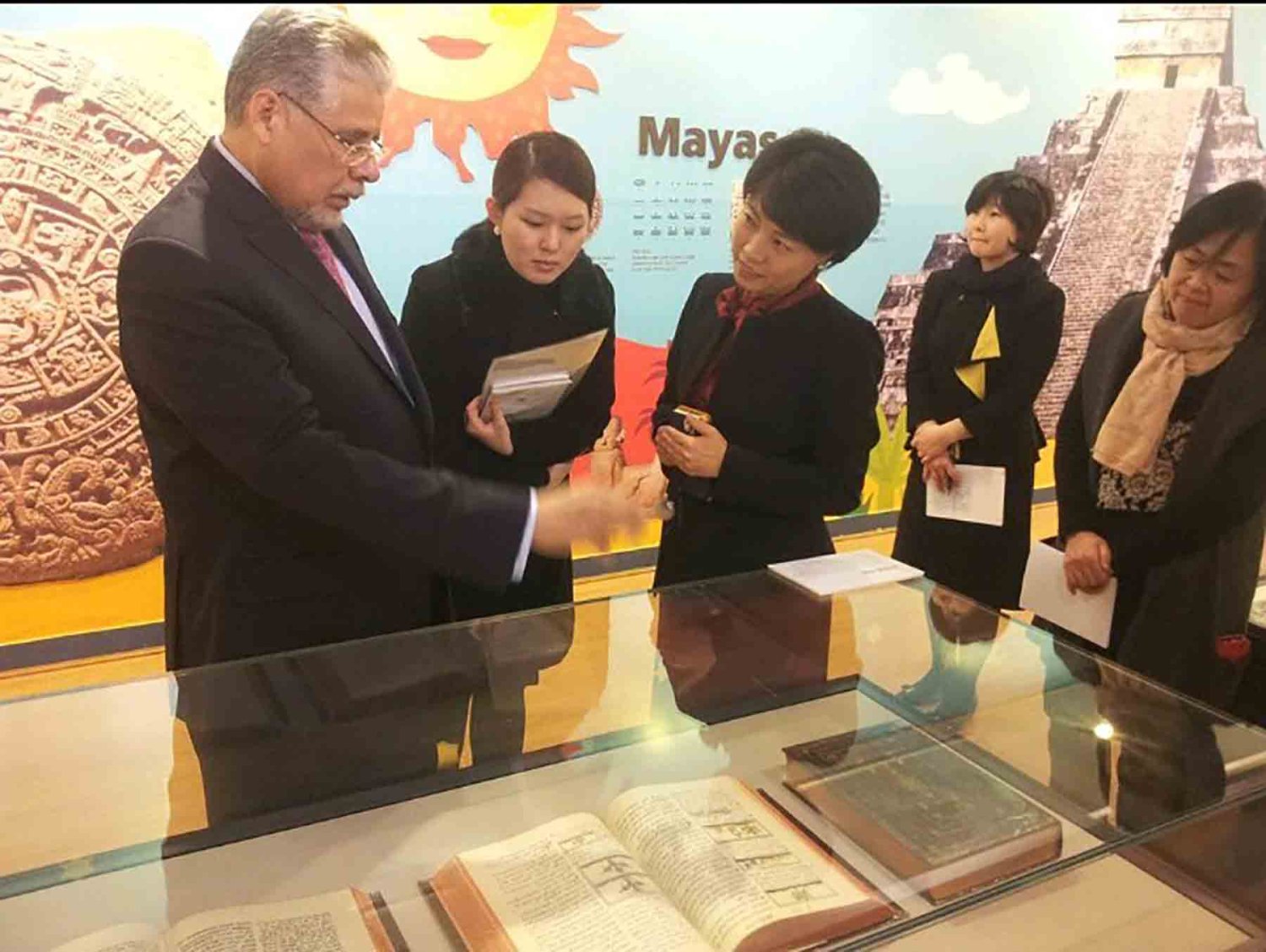 Actualmente Elena Son trabaja en la Embajada de México en Corea del Sur