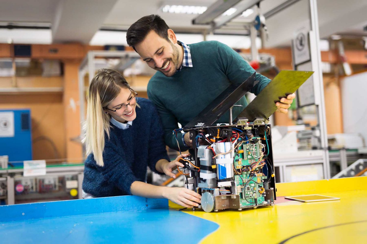 ingenieros probando robots