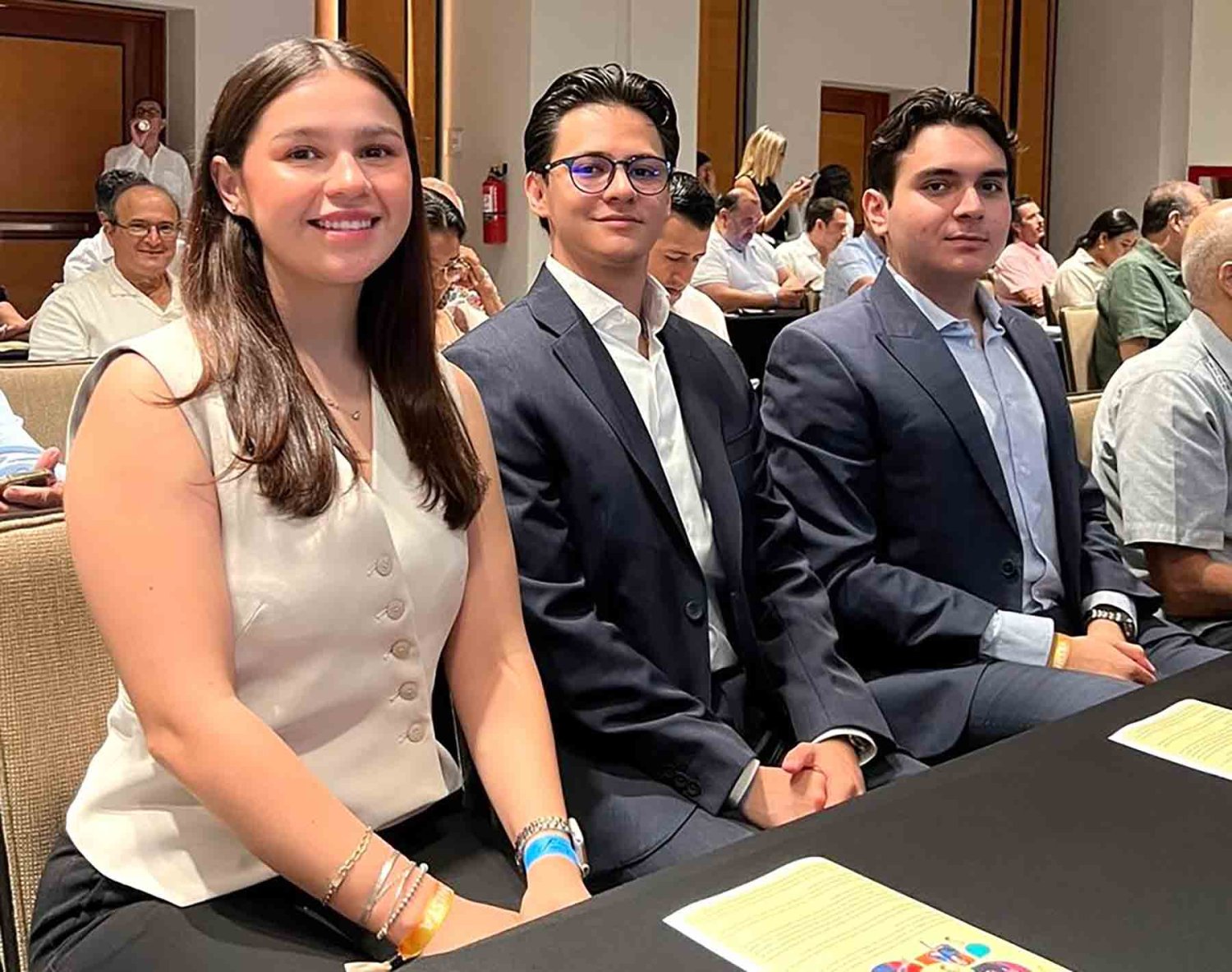 estudiantes de derecho de la uag durante su participacion en la convencion nacional de corredores publicos realizada en puerto vallarta