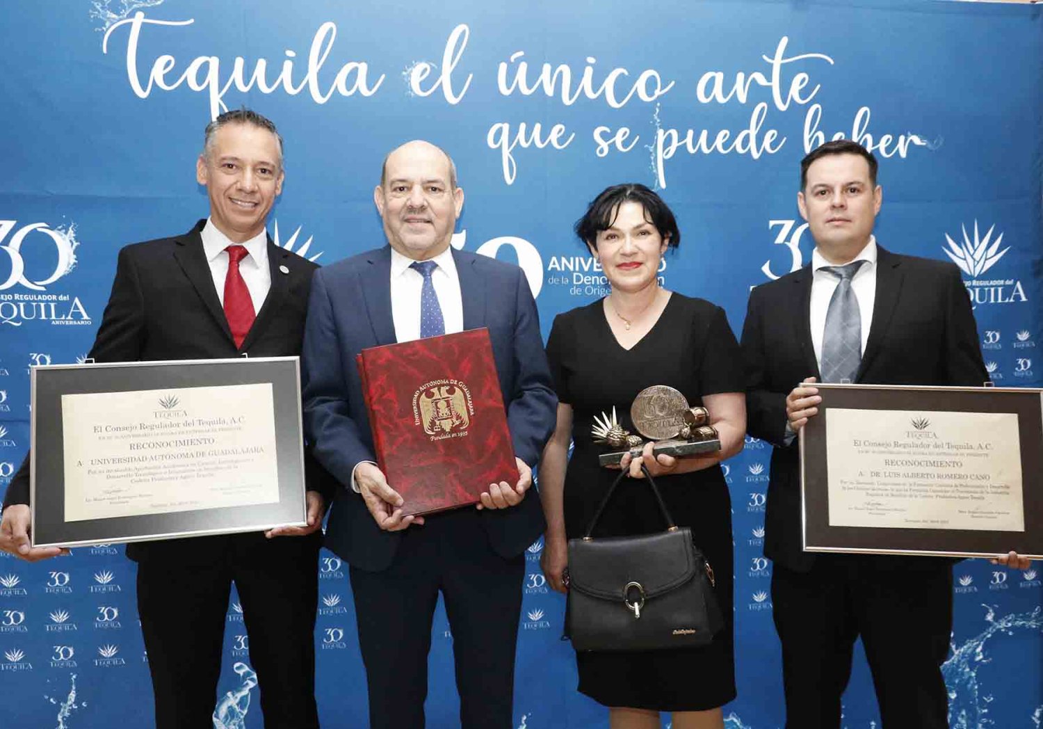 crt reconoce a la uag por su aportacion a la industria tequilera