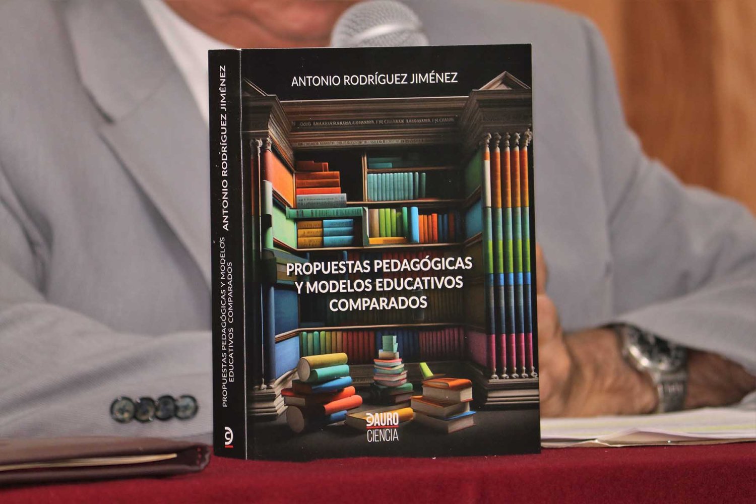 presentan libro que analiza la educacion de los paises