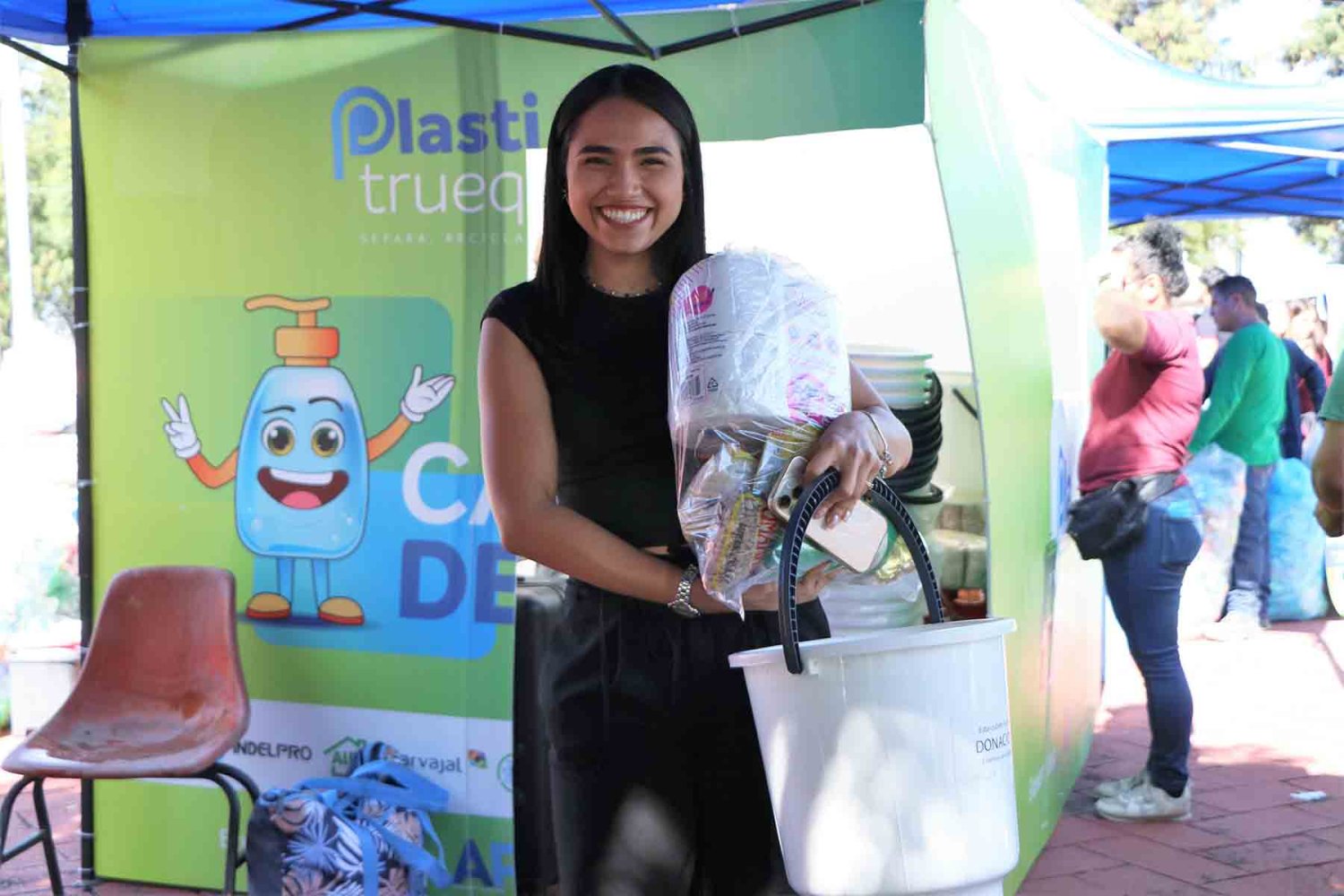 los plasticos se intercambiaron por productos de la canasta basica