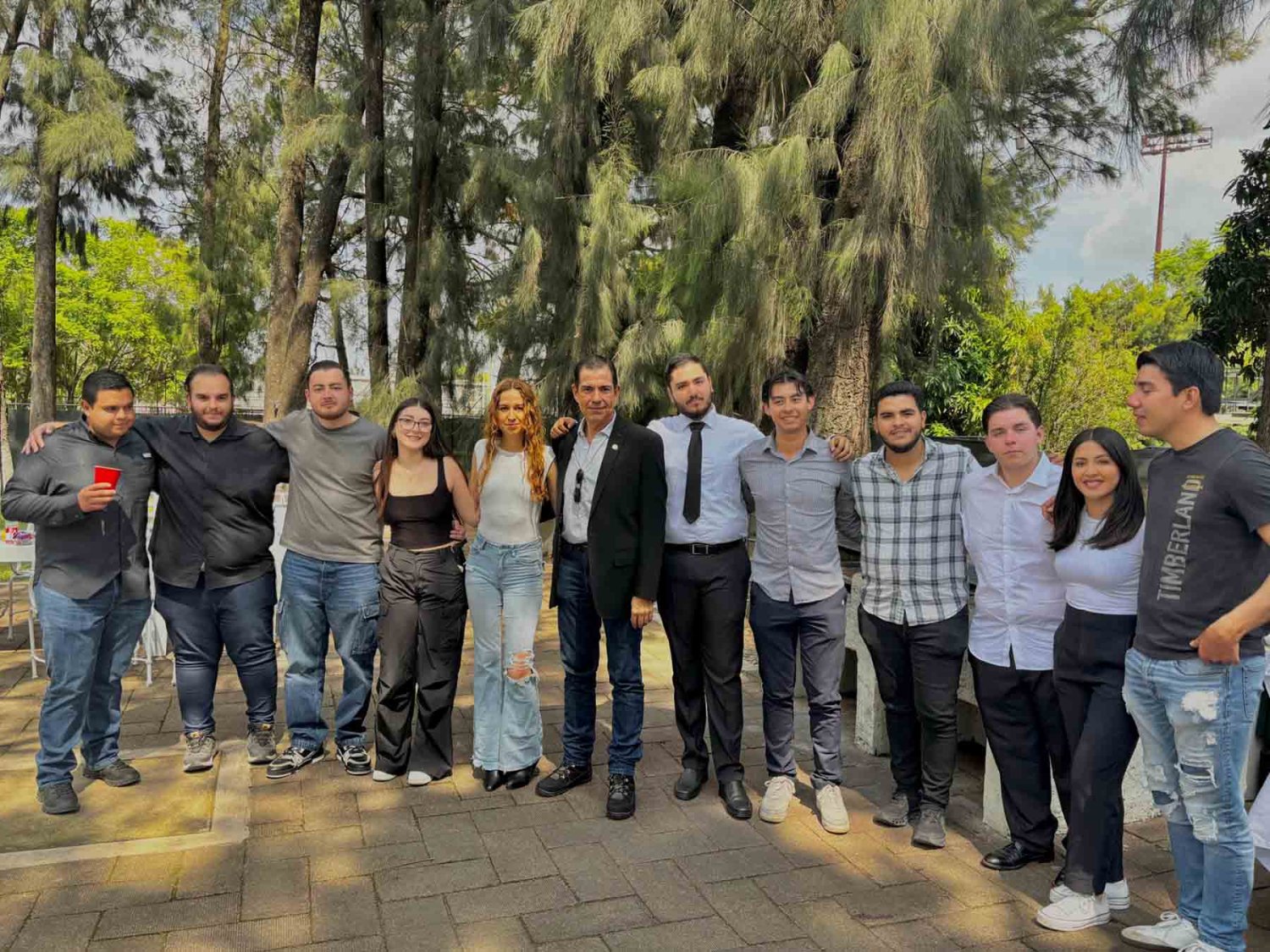 egresados de diversas generaciones de ing civil se reunieron en su alma mater