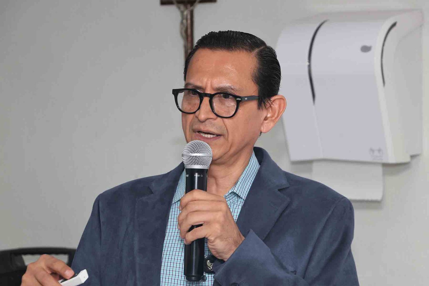 Dr. Samuel Bernal Lara durante su ponencia