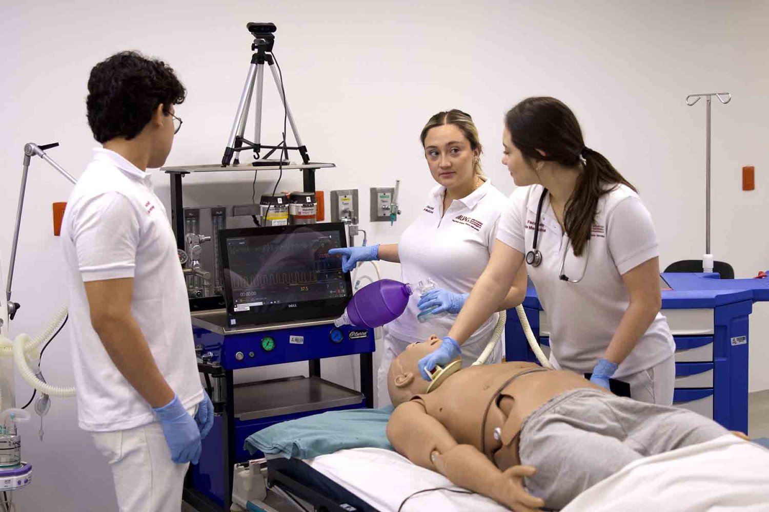 En un día como médico los asistentes conocen las instalaciones modernas del ICB