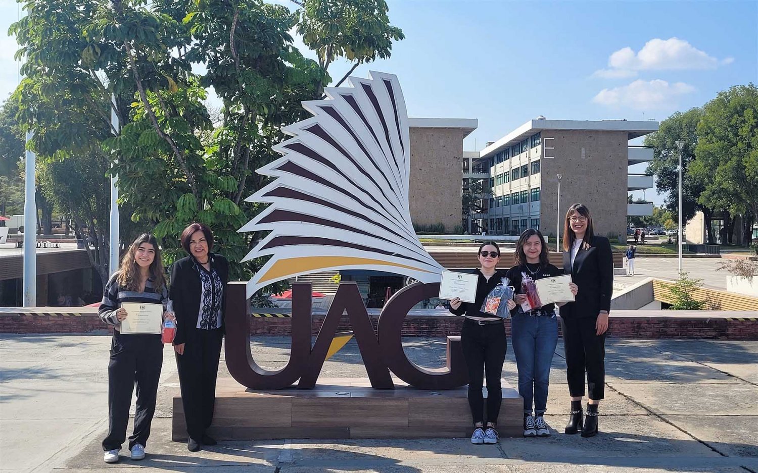 Premian a ganadores del concurso Haiku