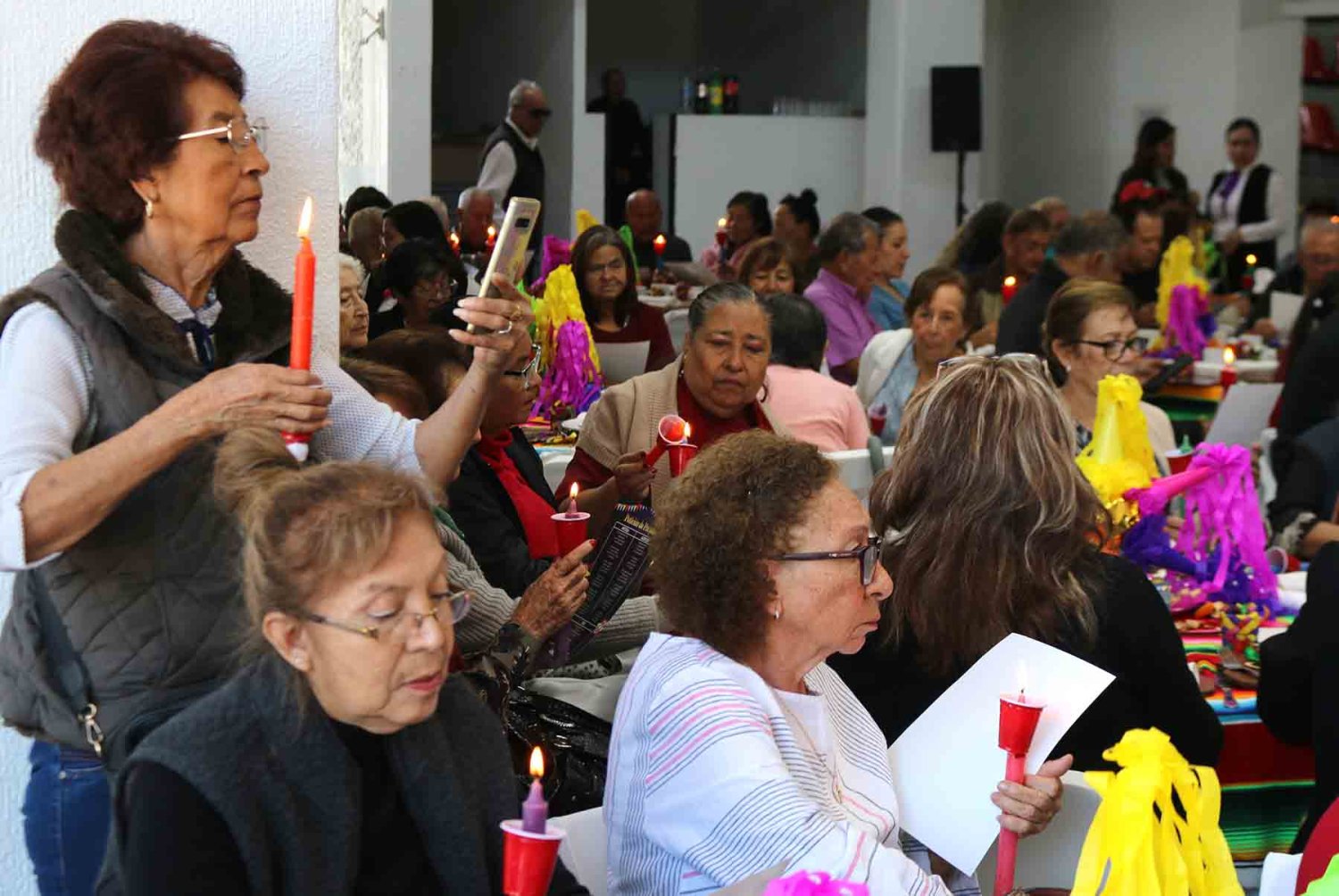 la tradicion de la posada navidena une a los jubilados en un ambiente de gratitud y alegria
