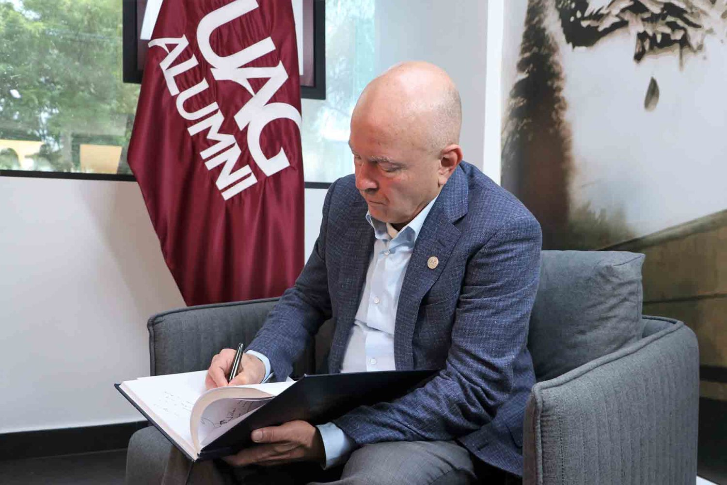 el egresado participa activamente en iniciativas sociales como actividades de reforestación en la comunidad