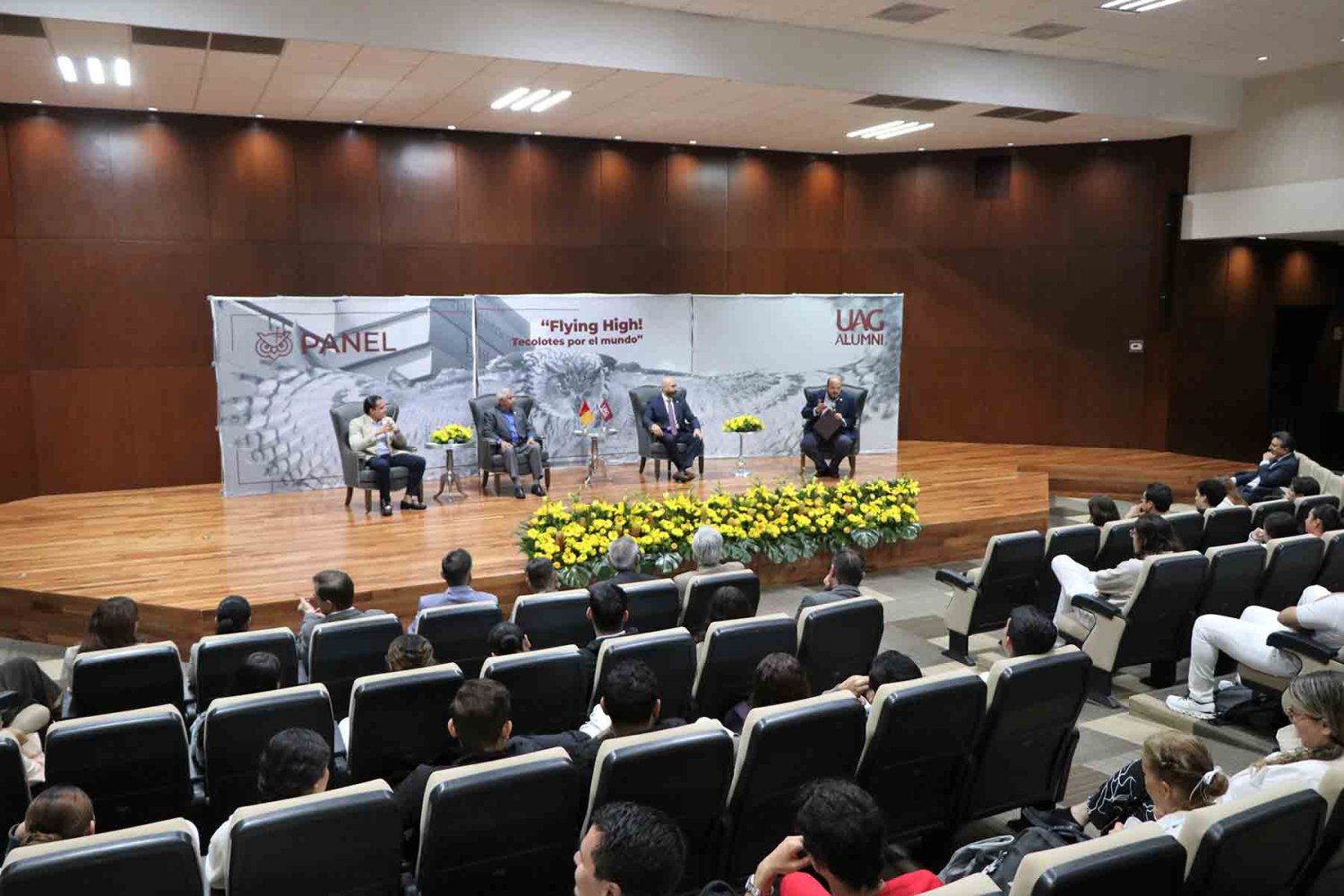 lideres empresariales egresados de la uag participan en panel flyng high