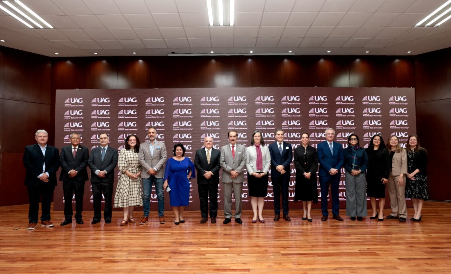 autoridades e invitados especiales en el lanzamiento de este modelo educativo