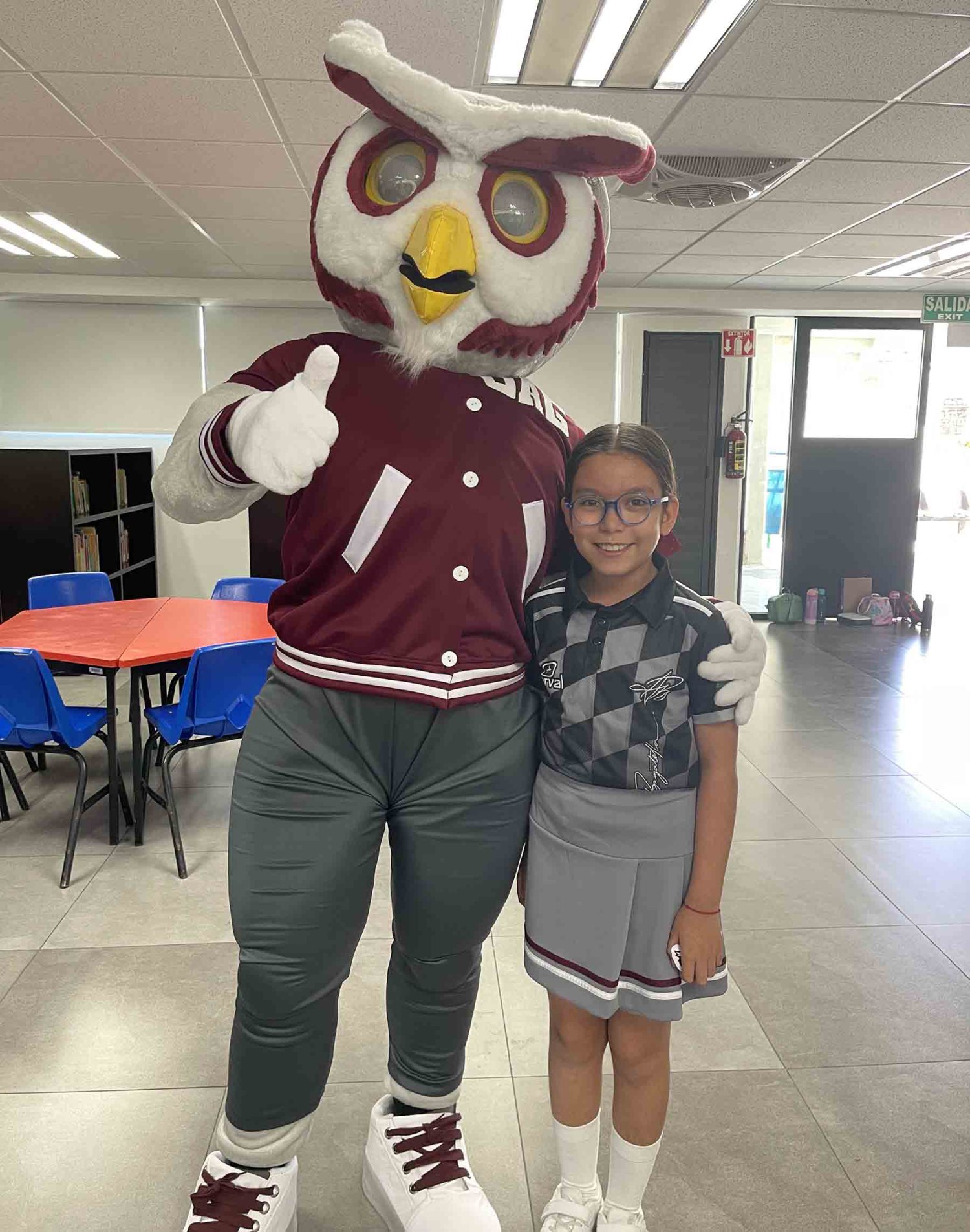 alondra con owliver la mascota de la uag