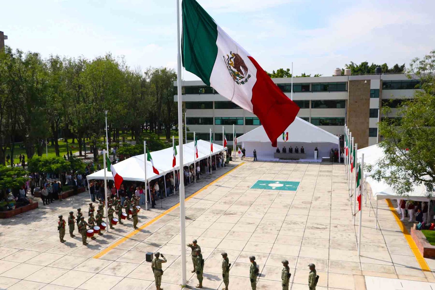 la comunidad universitaria de la uag se reunio en la plaza de las banderas para la celebracion