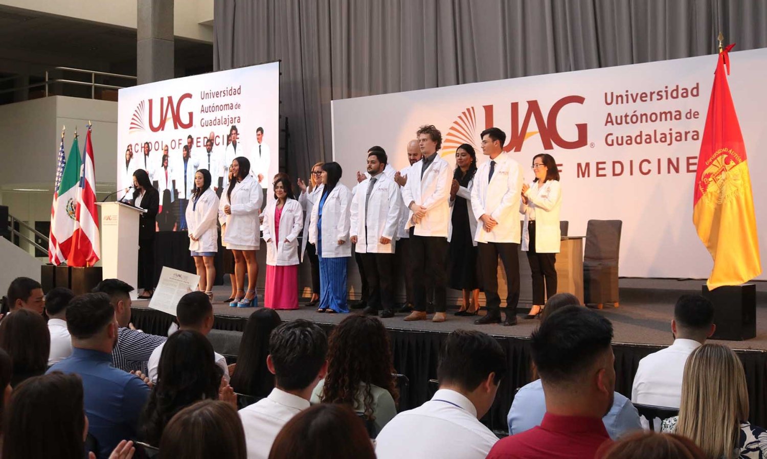 estudiantes extranjeros de la uag reciben su primer bata blanca