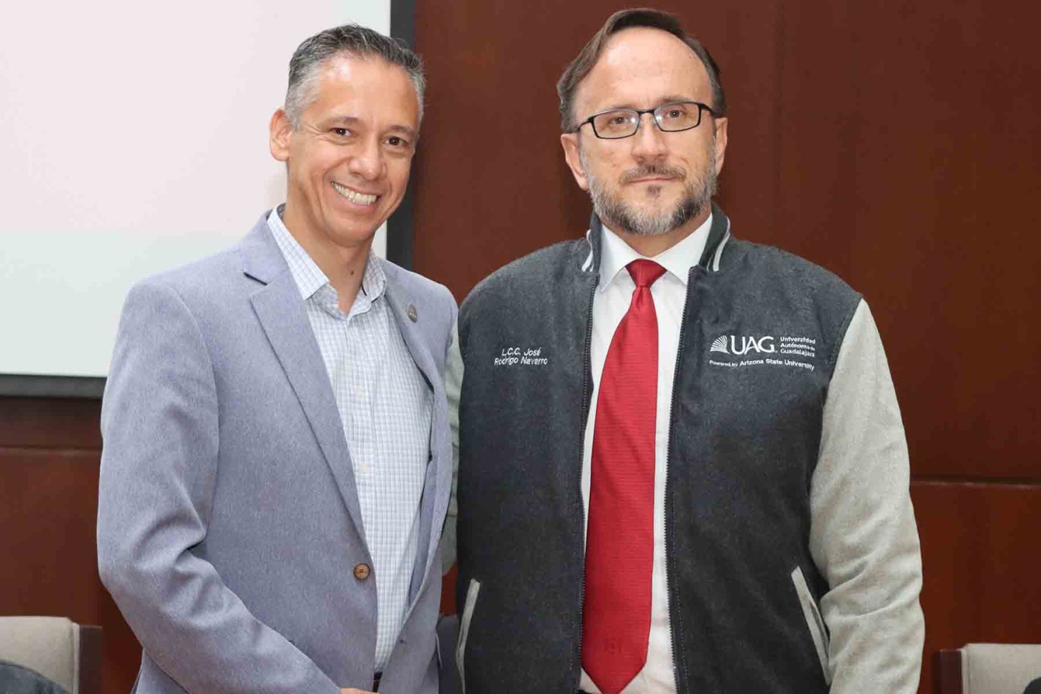 lic carlos gonzalez barragan director de vinculacion y relaciones institucionales de la uag y lic  jose navarro presidente del capitulo uag alumni comunicacion