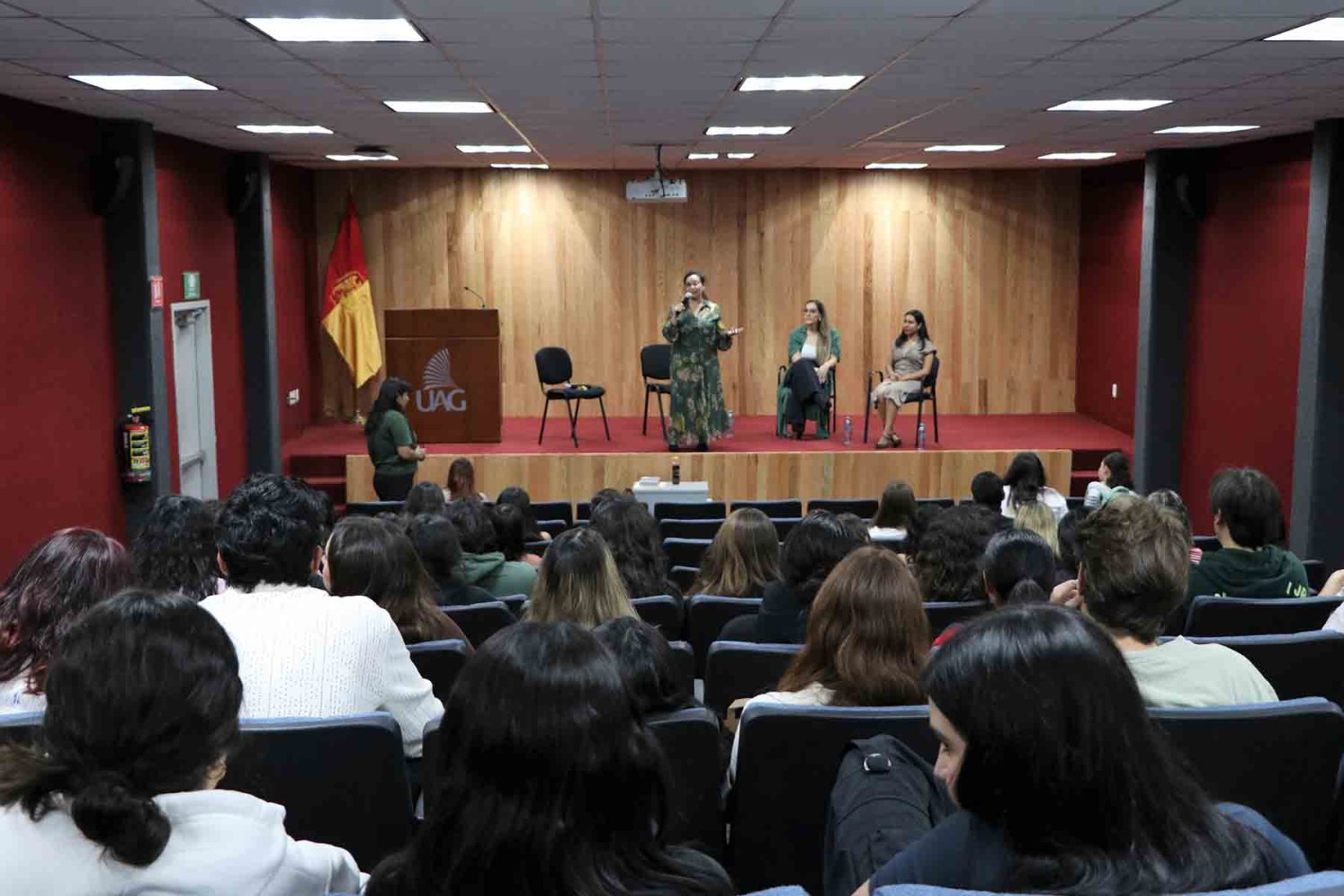 El panel se realizó en el Auditorio Hermann Neuberger de la UAG