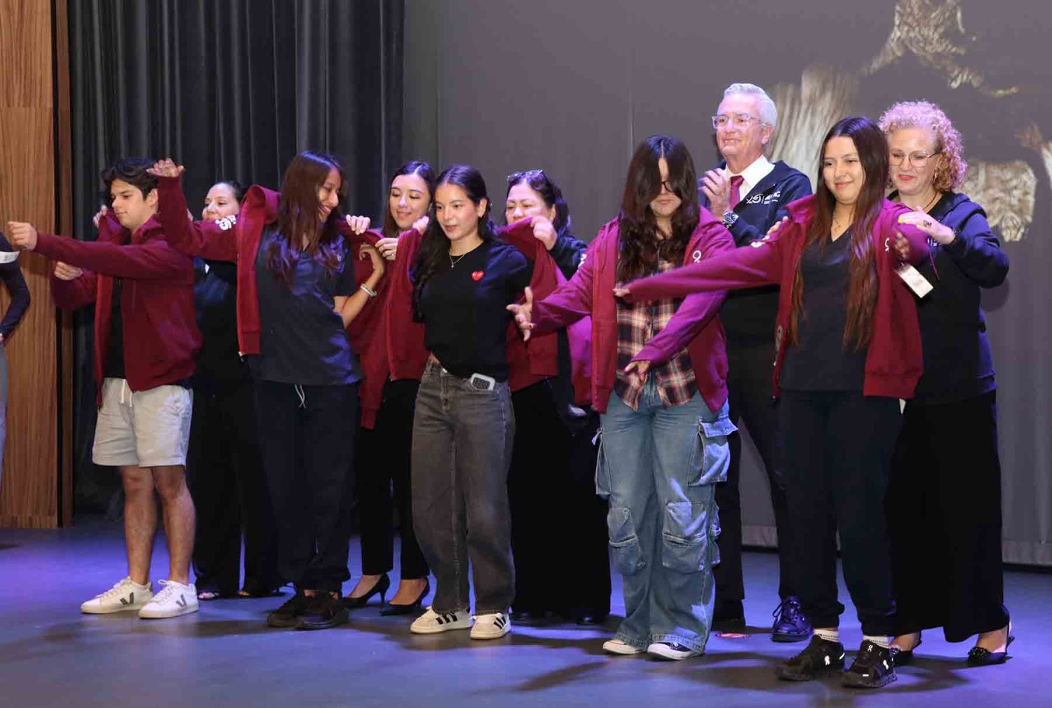 la comunidad universitaria recibio con festejo la llegada de estos nuevos autonomos