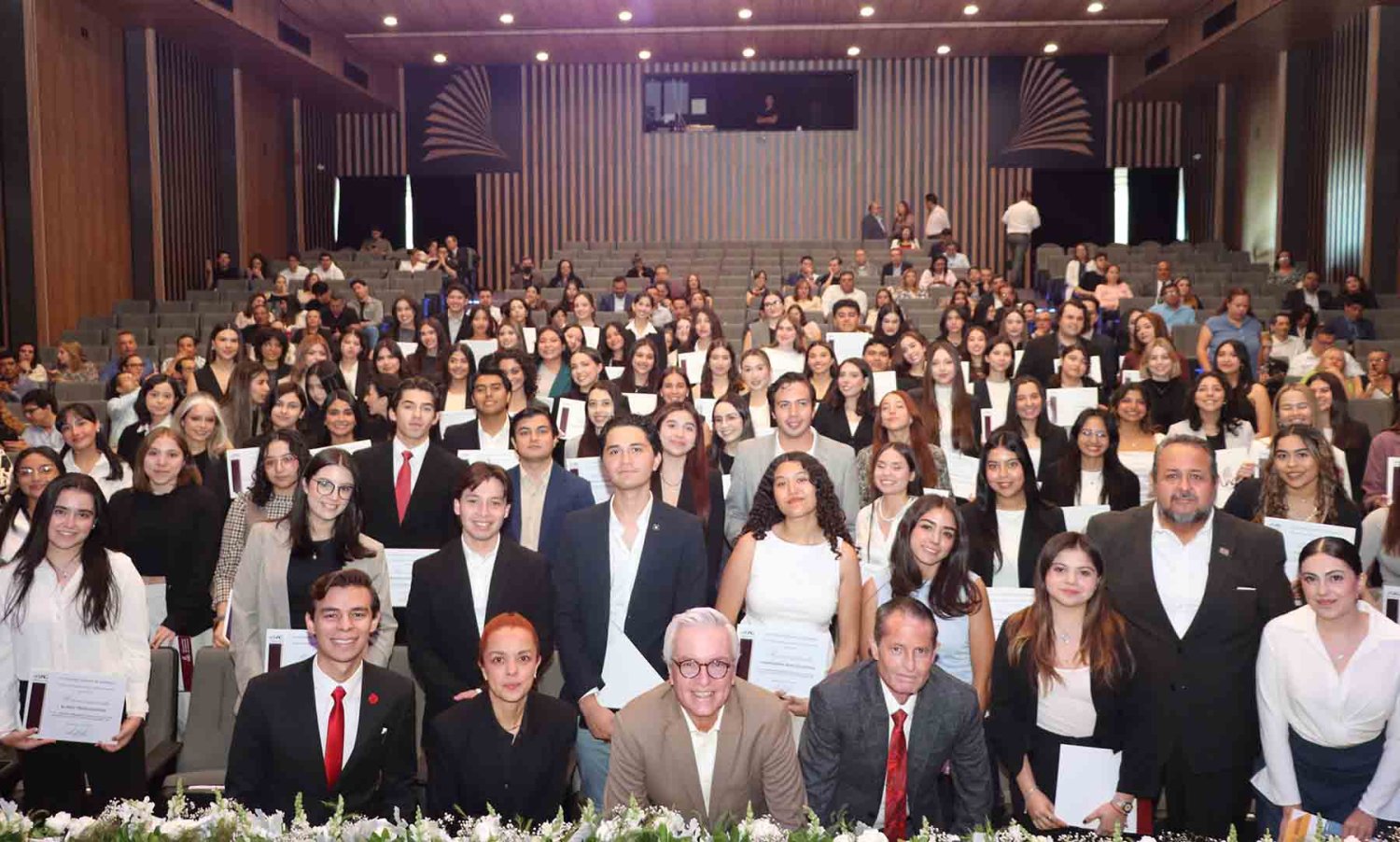 alumno distinguido reconoce el esfuerzo de los estudiantes sobresalientes