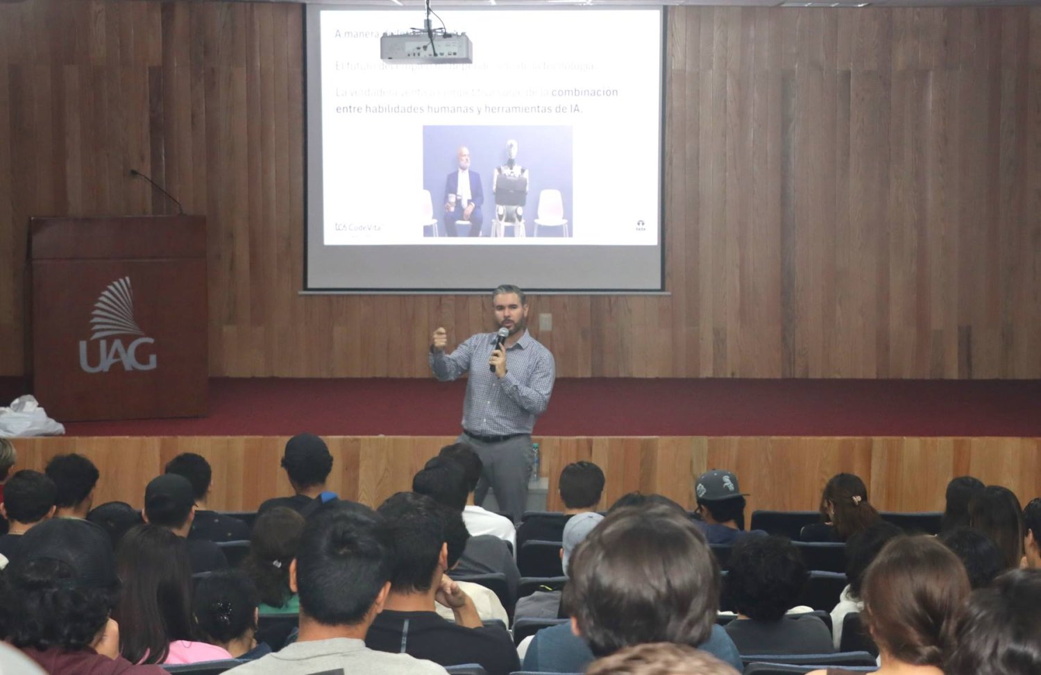 Directivos de la UAG y representantes de algunas empresas participantes