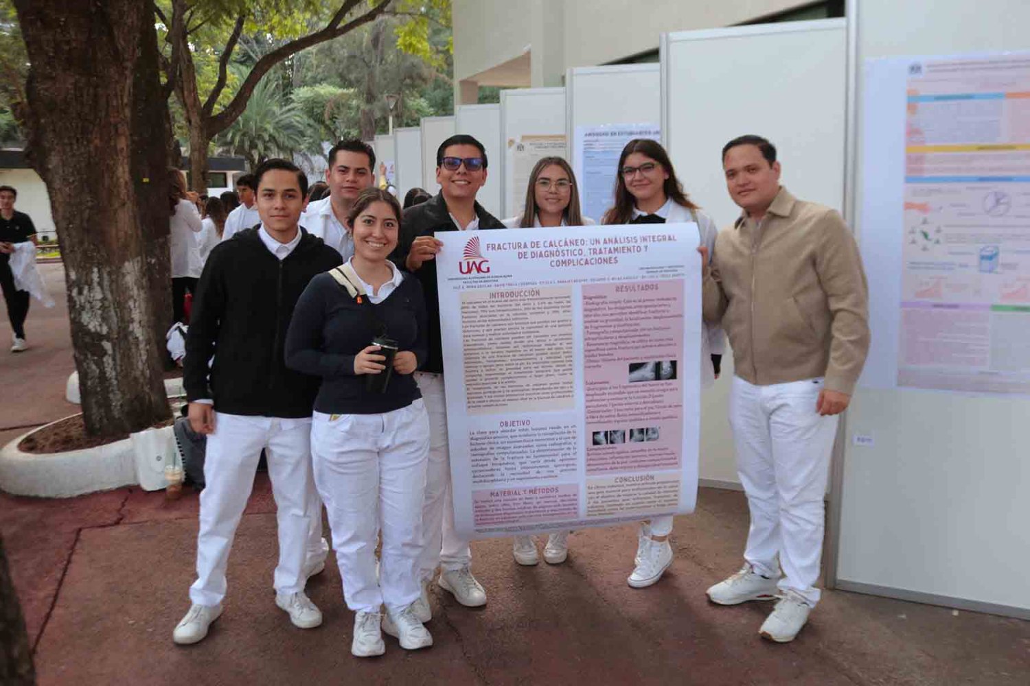 estudiantes muestran investigaciones en Expo Cartel Otoño 2023