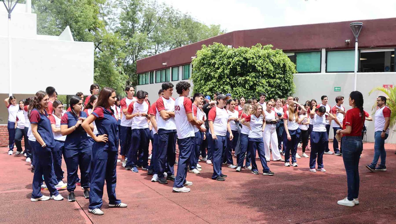 lic carlos gonzález barragán director de vinculación y relaciones institucionales de la uag y lcp mario gonzález navarro presidente del capítulo uag alumni contaduría