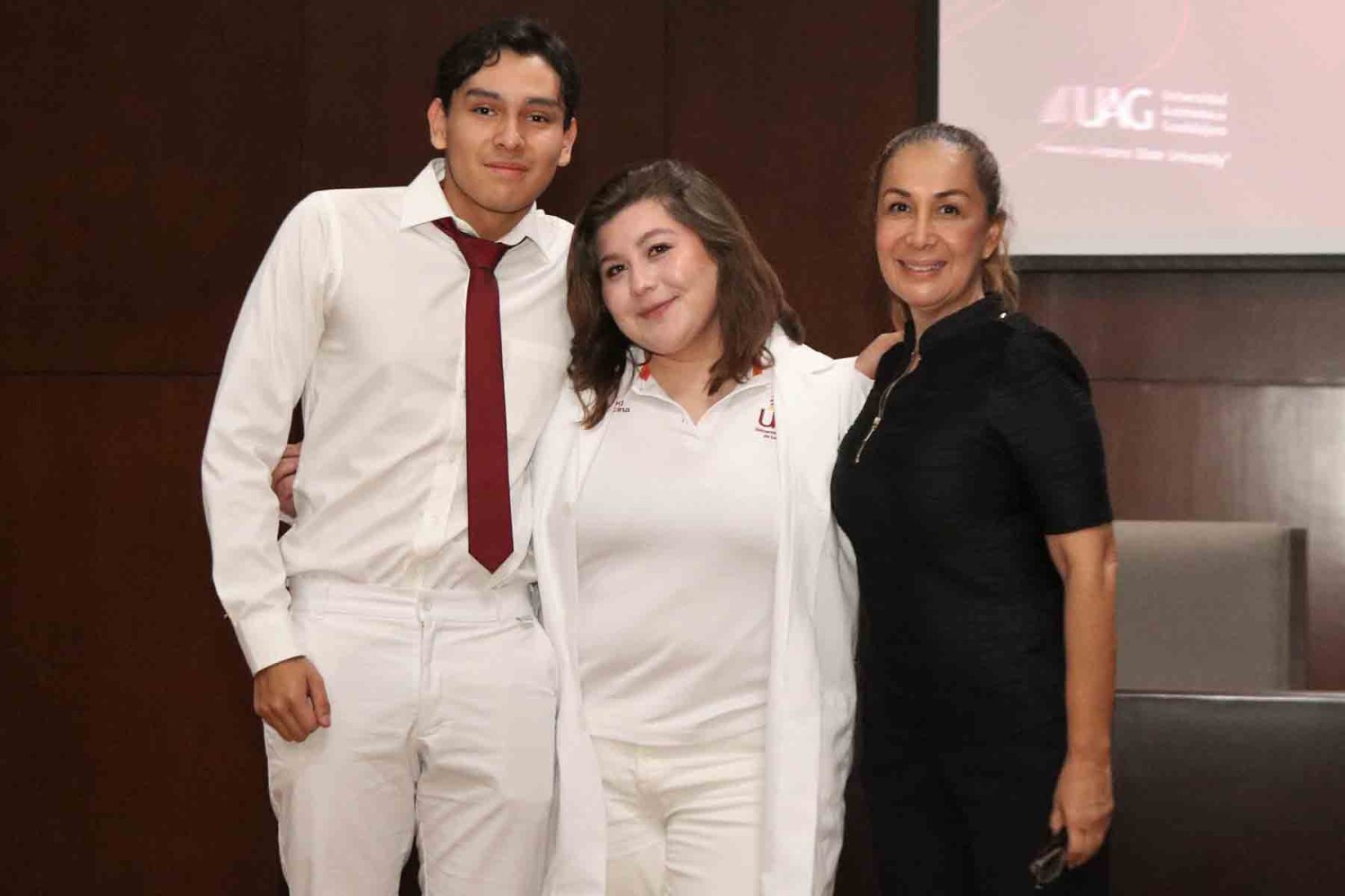 alfredo duran y angela villa de medicina representaran a la uag en la global competition