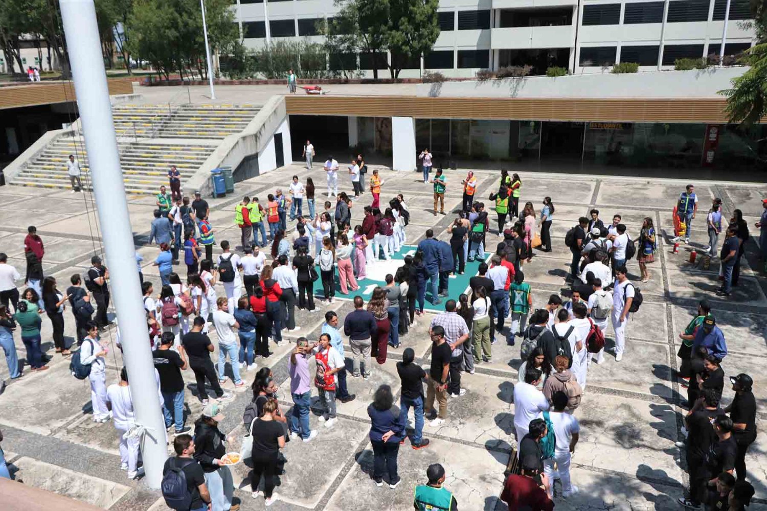 Miles de personas fueron evacuadas de los diferentes edificios.