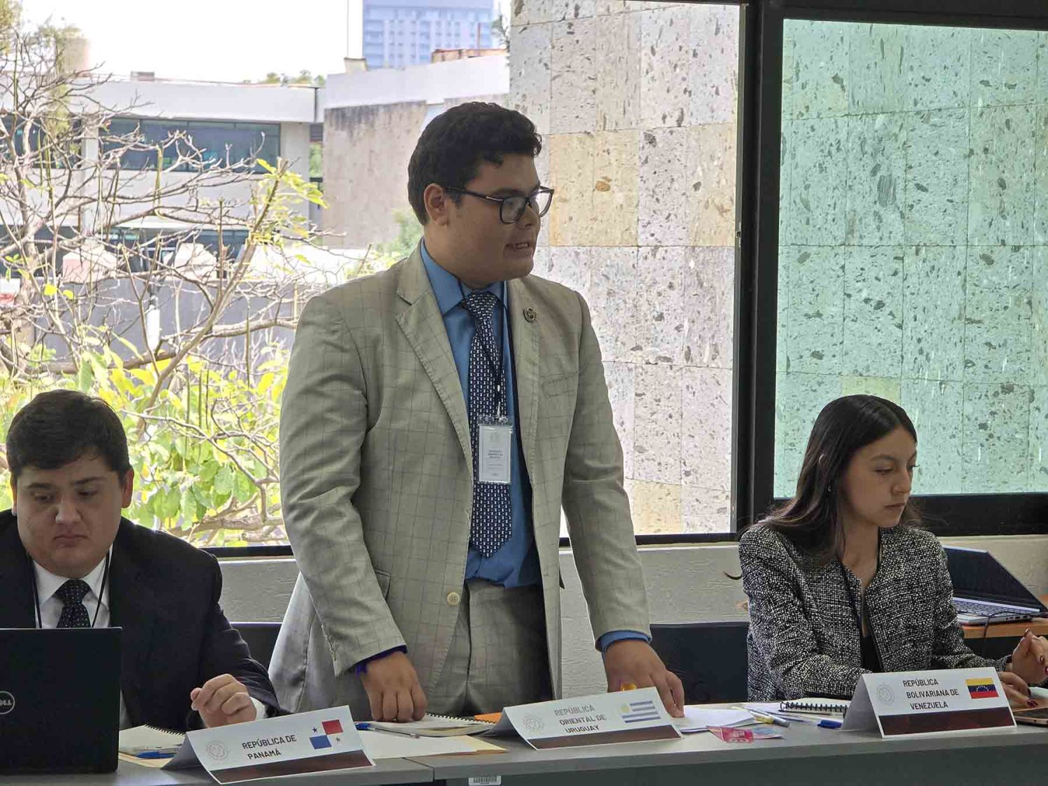 alumnos de relaciones internacionales durante el modelo de la oea