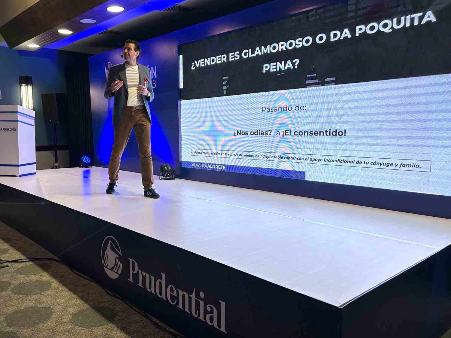 actualmente el egresado se desempena como escritor conferecista y experto en ventas