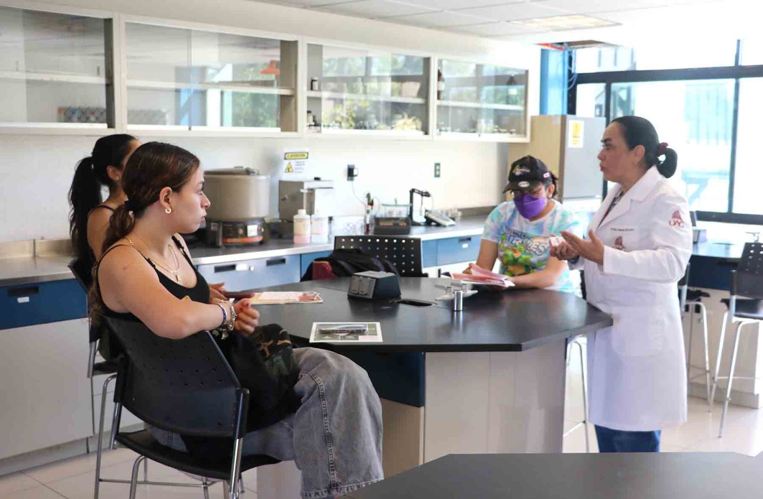 explora todas las posibilidades que la uag ofrece para tu futuro profesional y personal