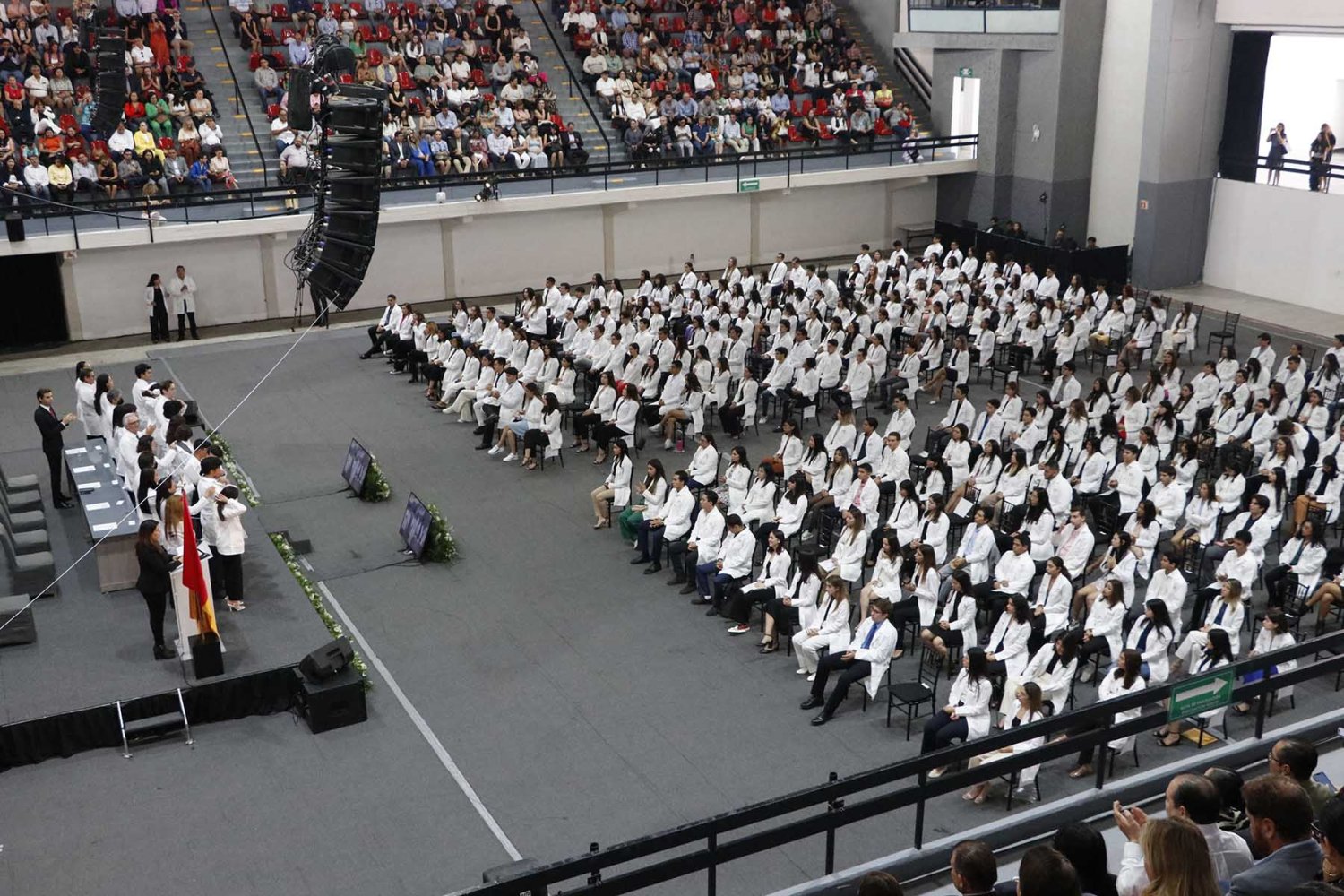 cientos de nuevos alumnos se ponen su primera bata blanca