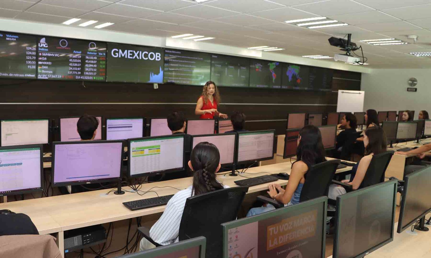 la uag cuenta con el laboratorio de finanzas y negocios donde los alumnos realizan sus practicas