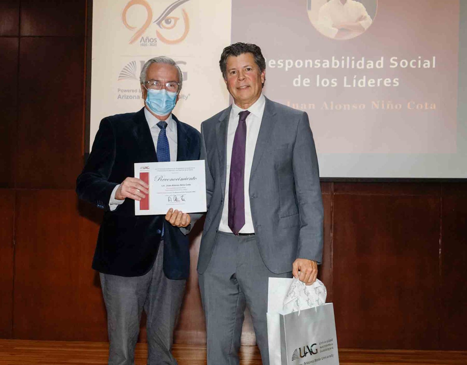 el dr alfondo petersen fara vicerrector academico y de ciencias de la salud y el lic juan alonso nino cota invitado especial