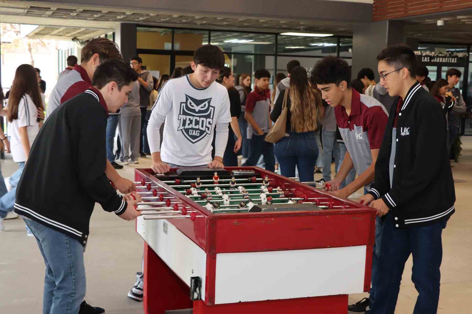 la fiesta de bienvenida incluyo musica juegos y actividades para fomentar la integracion.