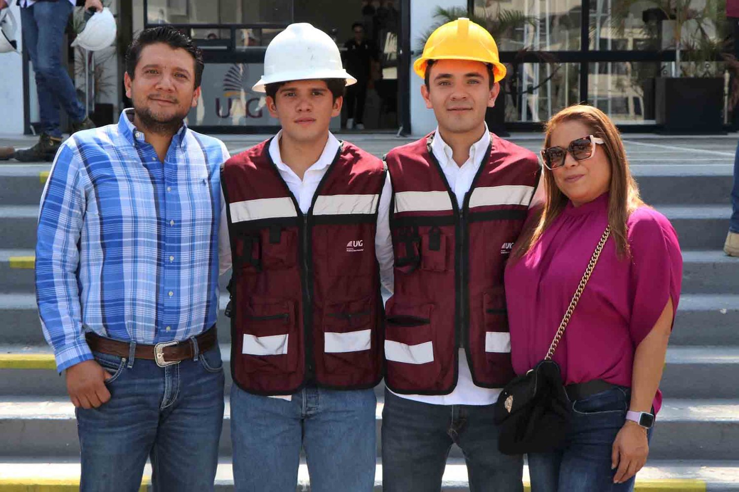 padres de familia acompanaron a los estudiantes