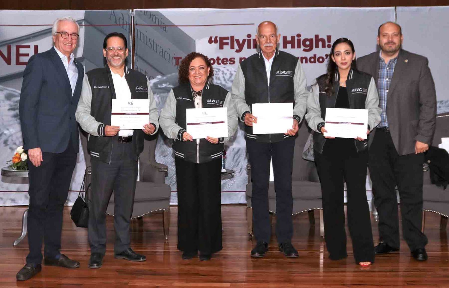 arquitectos egresados de la uag participaron en este panel