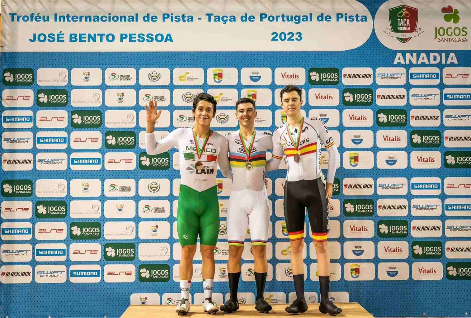 Fernando Nava en el podio en Portugal.