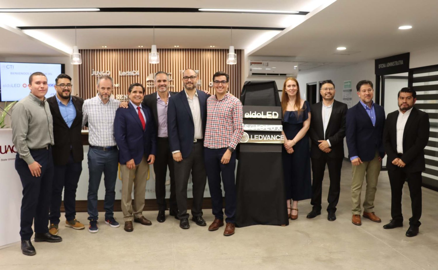 representantes de las empresas y la uag en la ceremonia de develacion de placas en el cti