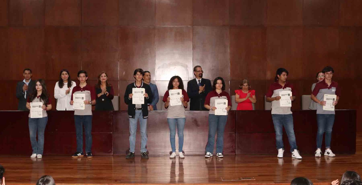 Estudiantes de UAG High School se certifican en ingles