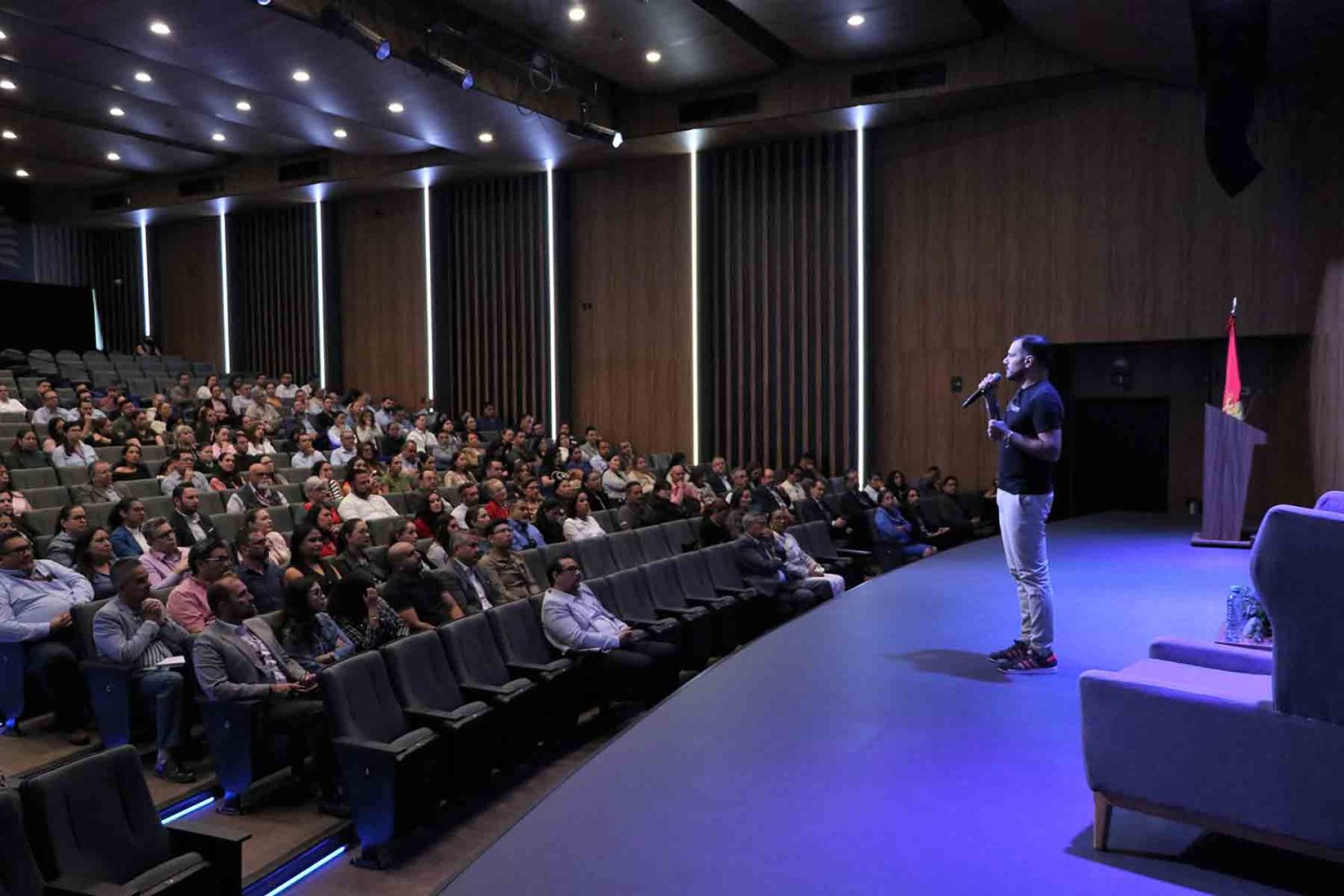 Conferencia Rogelio segovia